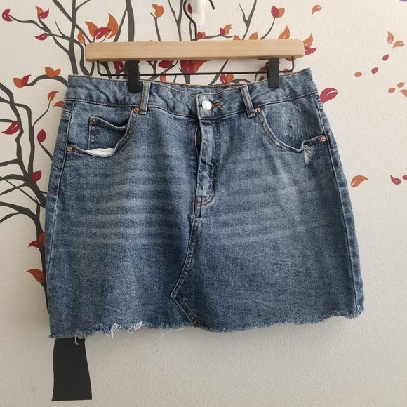 WILD FABLE Raw Hem Denim Skirt Sz 14 Medium Wash Whiskering - Picture 2 of 6